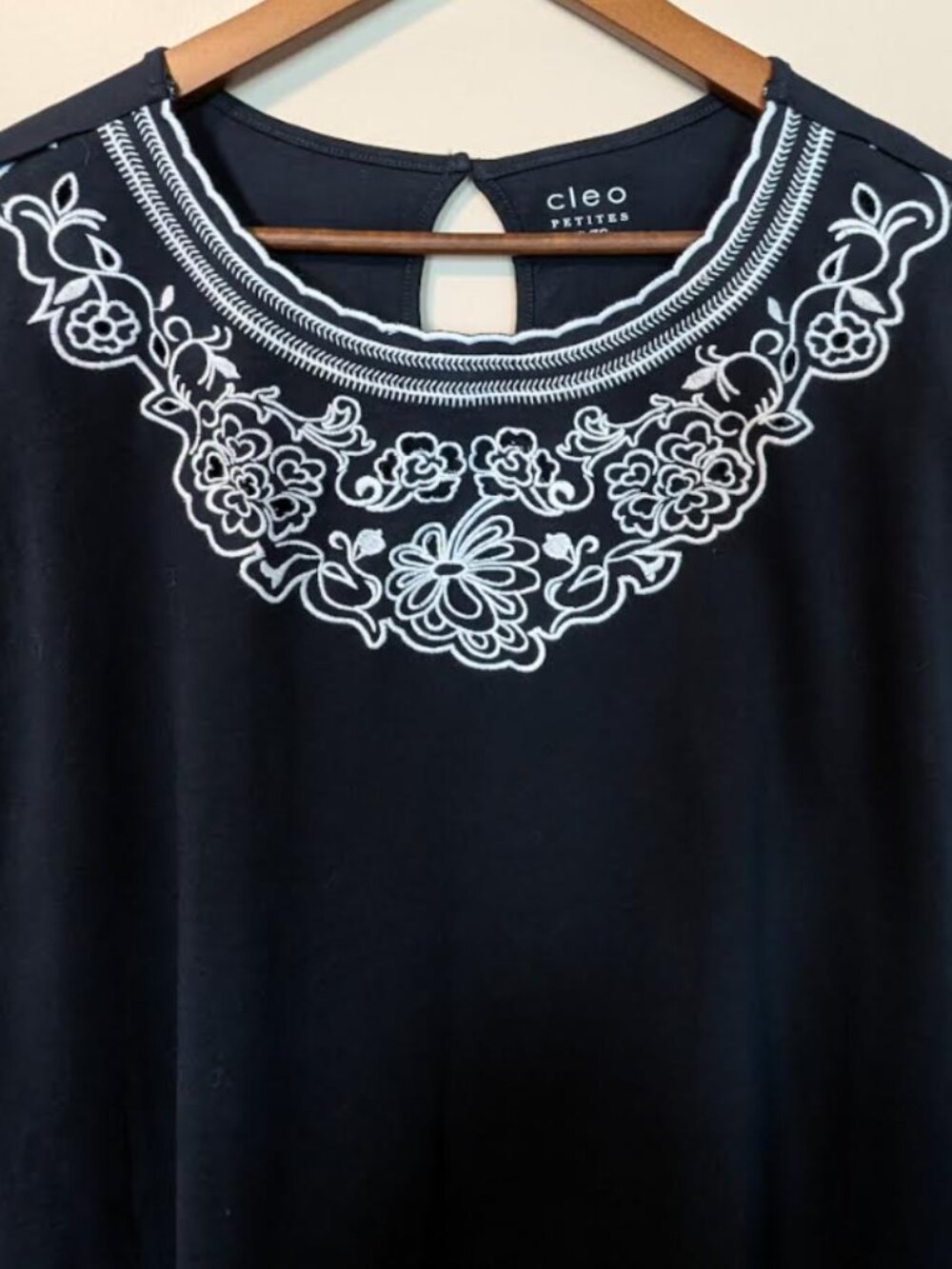 Cleo Petites Navy Embroidered Floral Cotton Top Cap Sleeve Keyhole Back NWOT - Picture 2 of 4